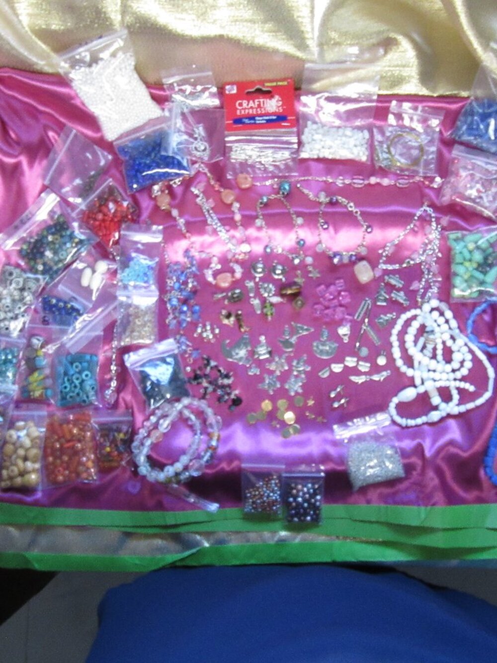 Crafting Lot - Broken Jewerly pieces and various beads (Glass, Stones, etc.)